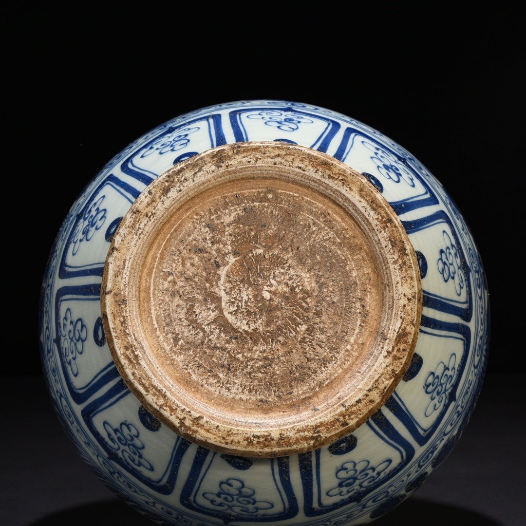 Yuan Dynasty blue and white fish and algae pattern amphora