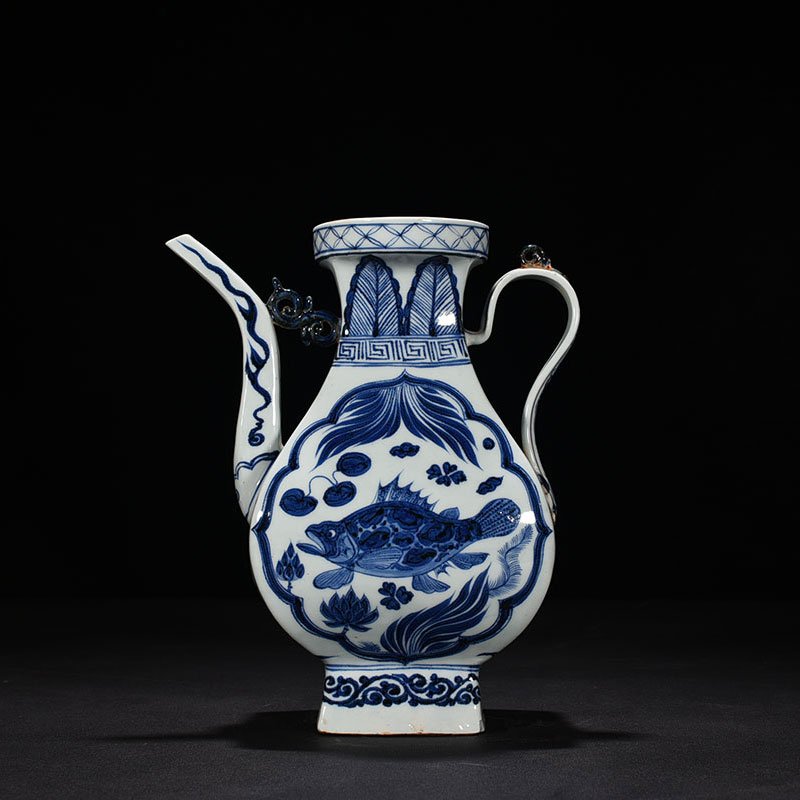 Yuan Dynasty blue and white fish and algae pattern teapot