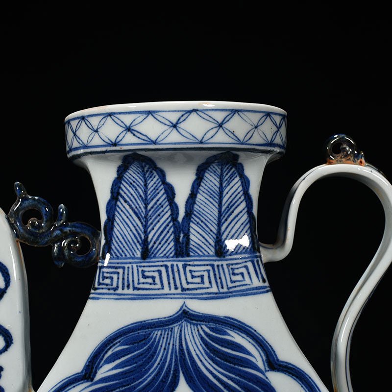 Yuan Dynasty blue and white fish and algae pattern teapot
