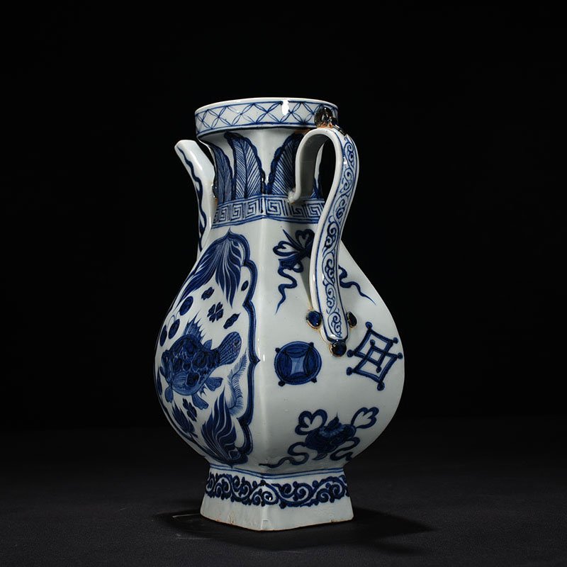 Yuan Dynasty blue and white fish and algae pattern teapot