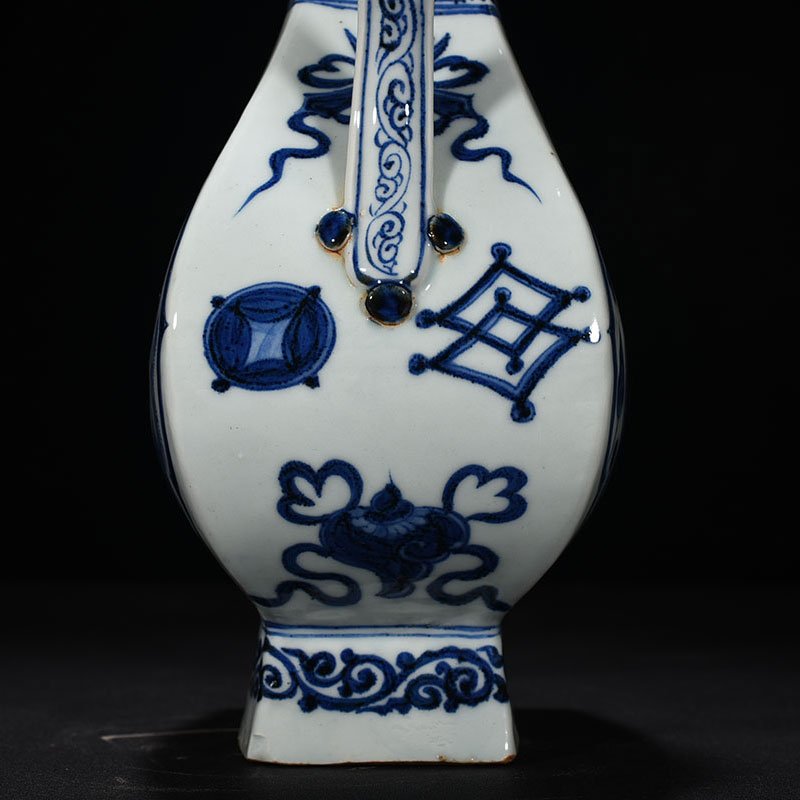 Yuan Dynasty blue and white fish and algae pattern teapot