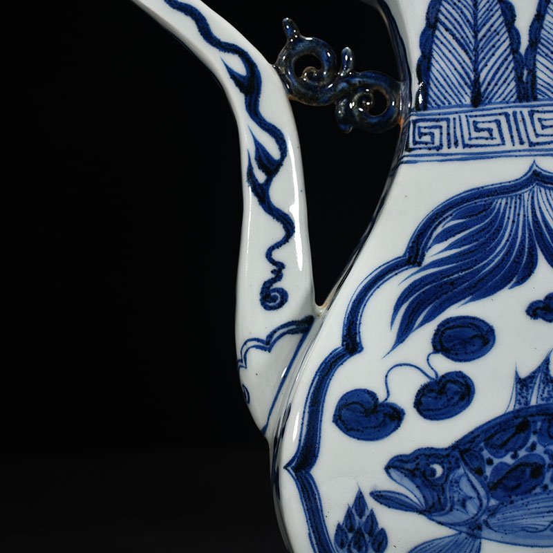Yuan Dynasty blue and white fish and algae pattern teapot