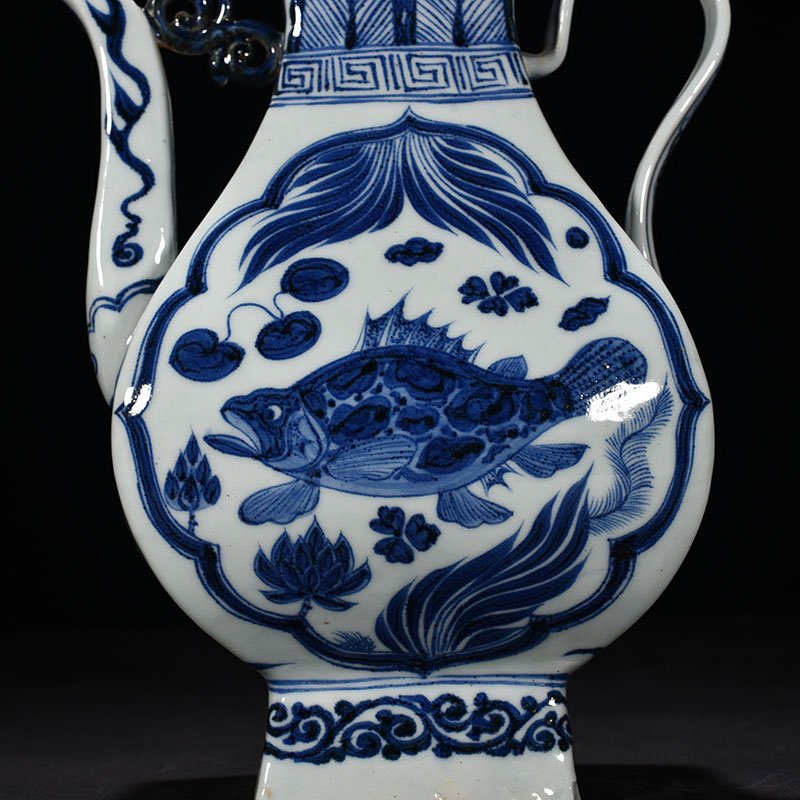 Yuan Dynasty blue and white fish and algae pattern teapot