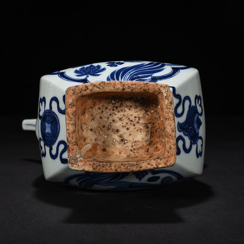 Yuan Dynasty blue and white fish and algae pattern teapot