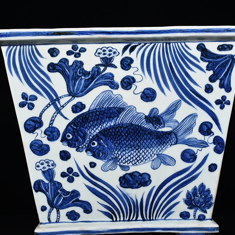 Yuan Dynasty blue and white fish and algae pattern square cylinder rolled cylinder
