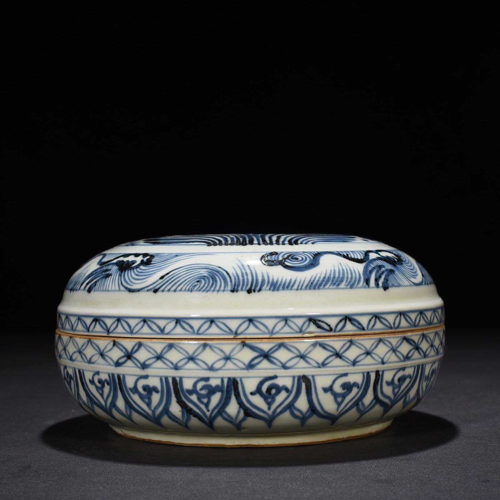 Yuan Dynasty blue and white fish and algae pattern fruit box