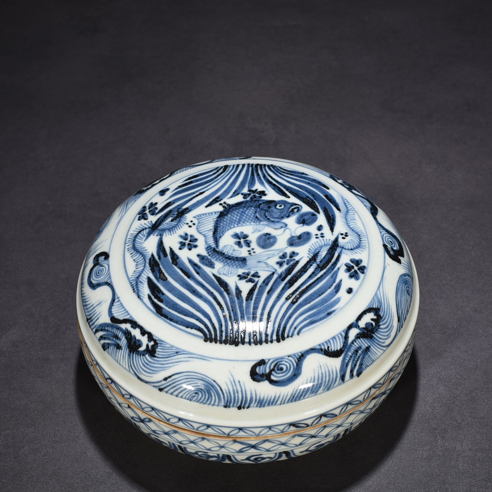 Yuan Dynasty blue and white fish and algae pattern fruit box