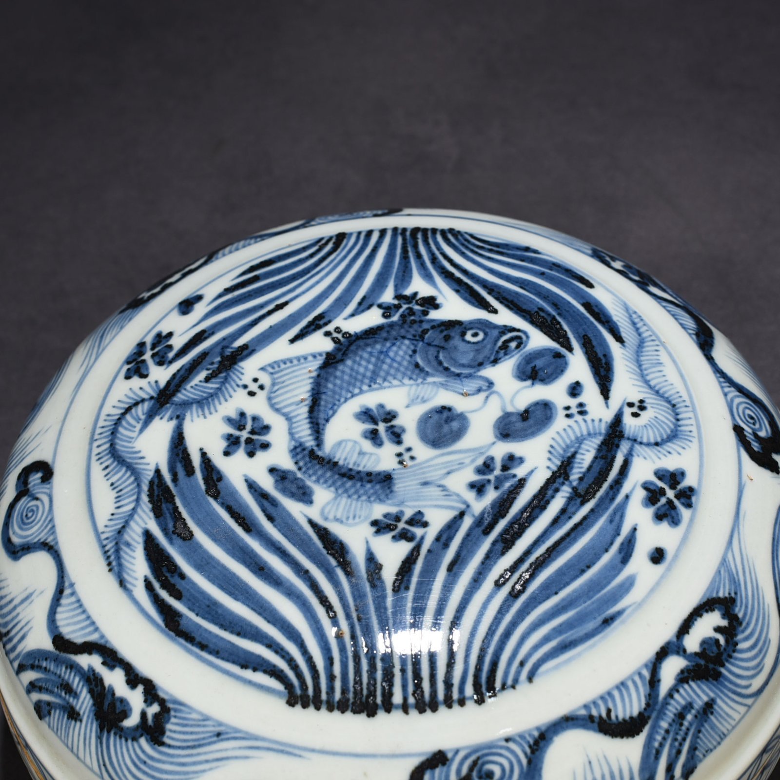 Yuan Dynasty blue and white fish and algae pattern fruit box