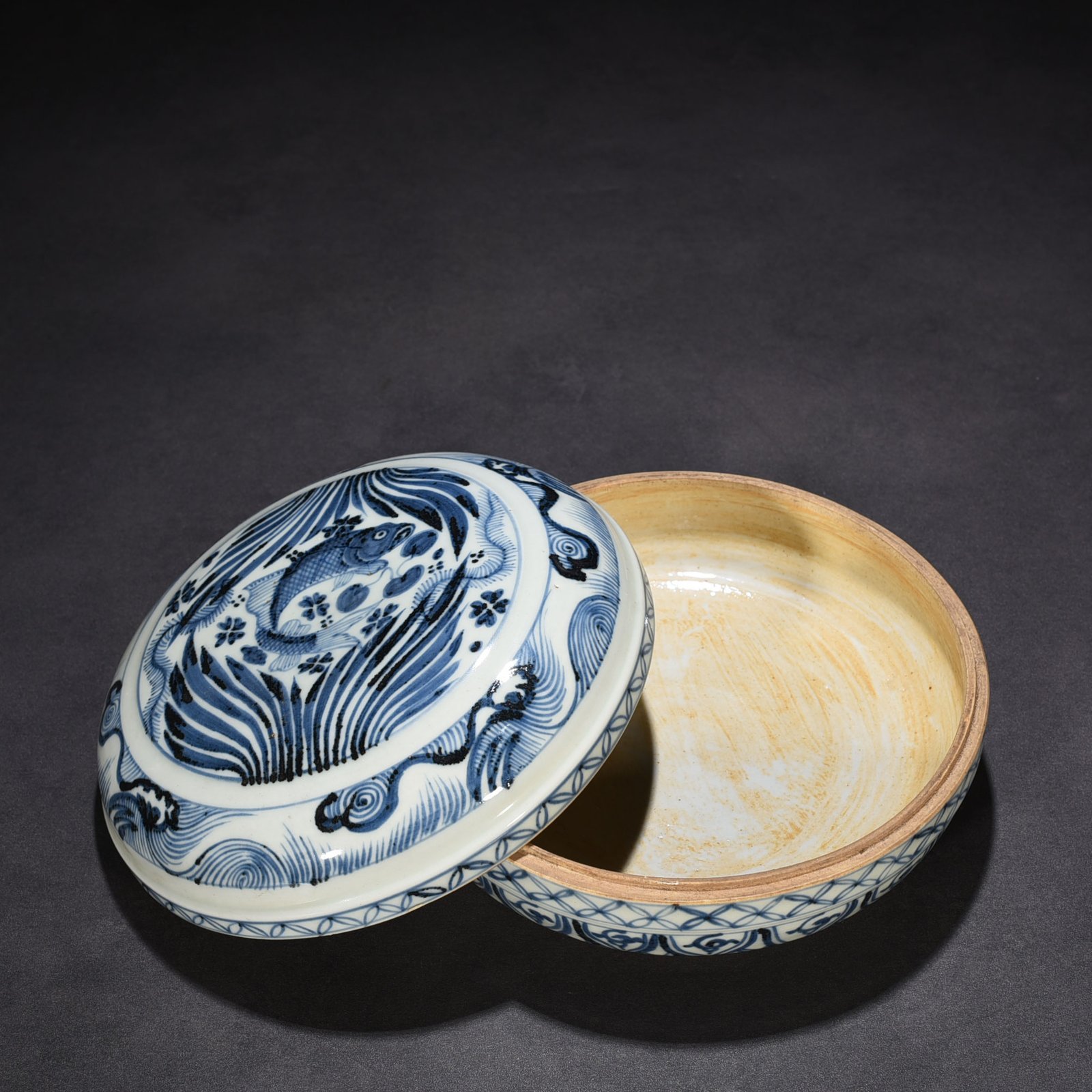 Yuan Dynasty blue and white fish and algae pattern fruit box