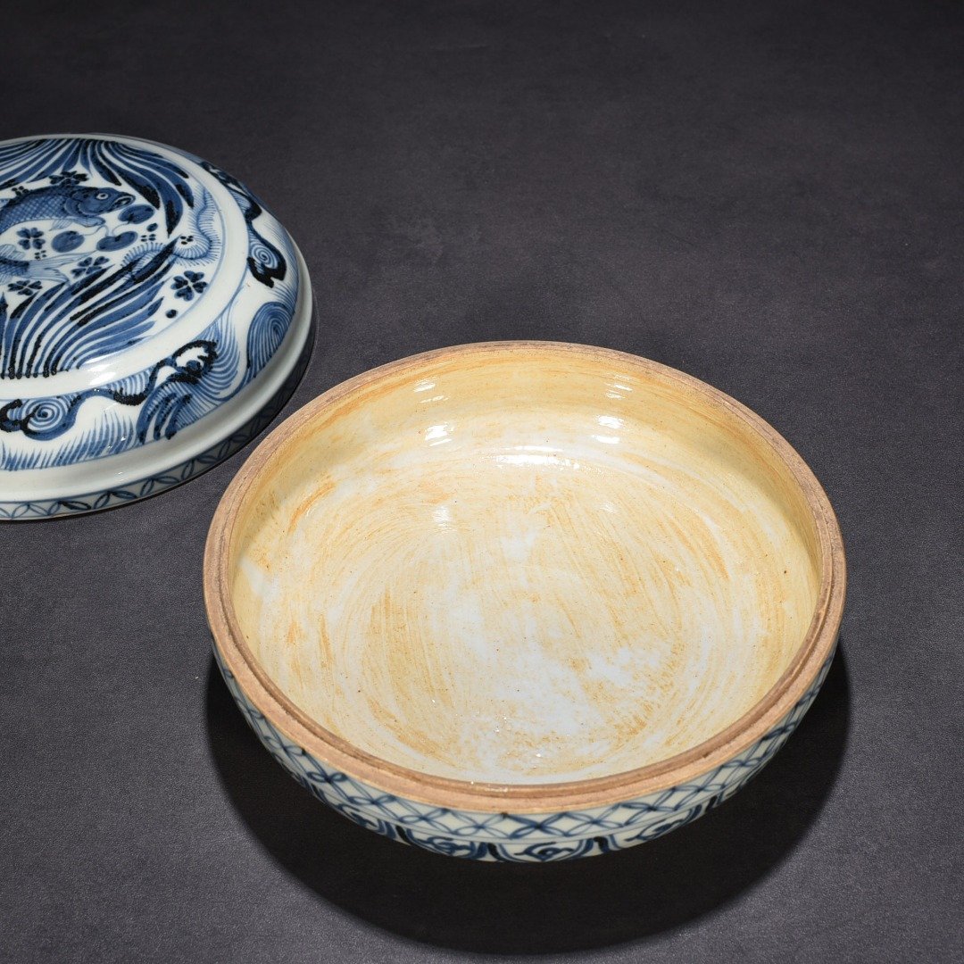 Yuan Dynasty blue and white fish and algae pattern fruit box