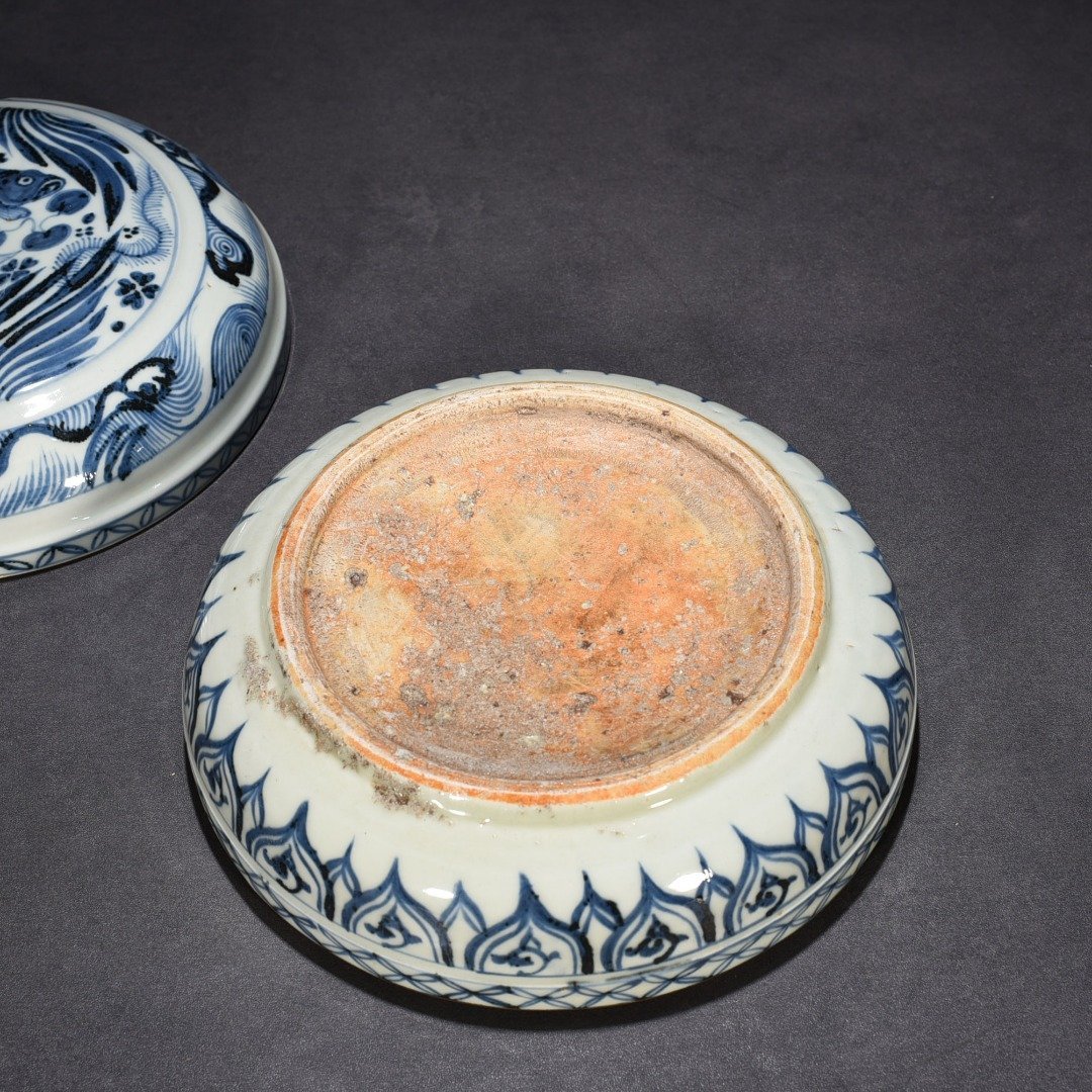 Yuan Dynasty blue and white fish and algae pattern fruit box