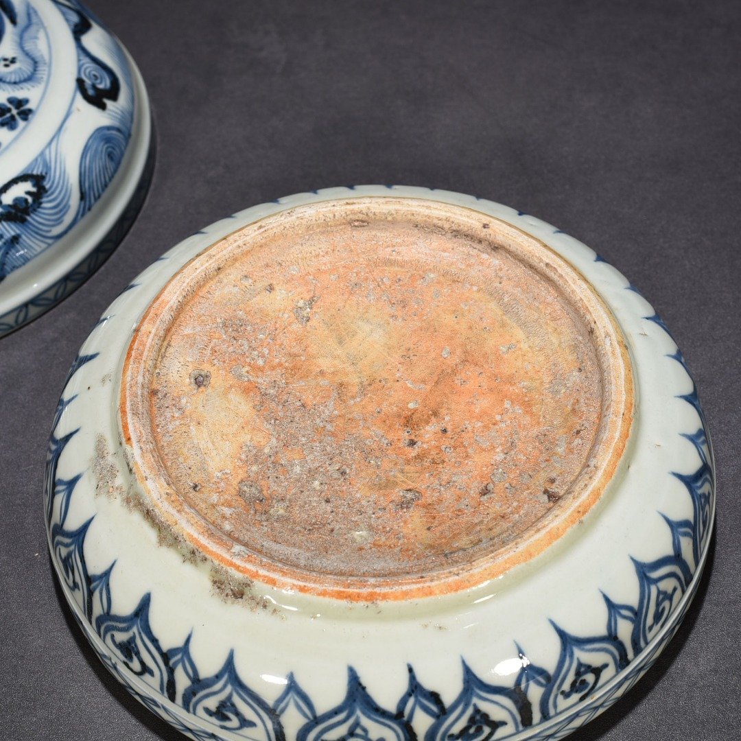 Yuan Dynasty blue and white fish and algae pattern fruit box
