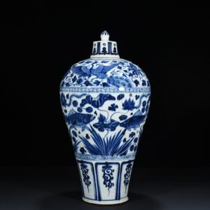 Yuan Dynasty blue and white fish and algae pattern plum vase