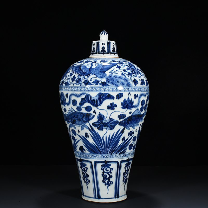 Yuan Dynasty blue and white fish and algae pattern plum vase