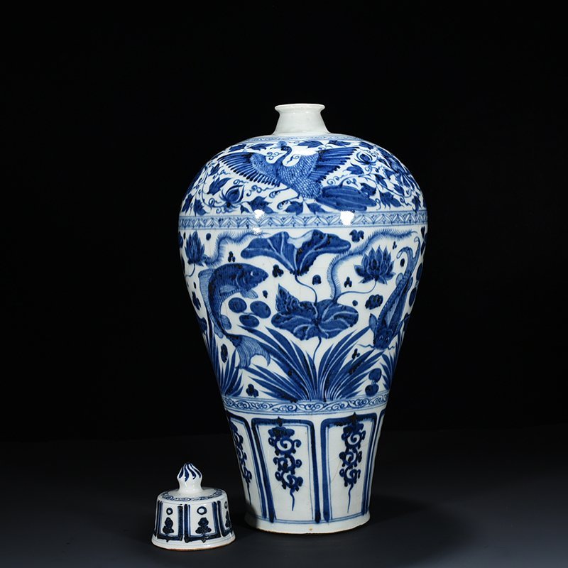 Yuan Dynasty blue and white fish and algae pattern plum vase