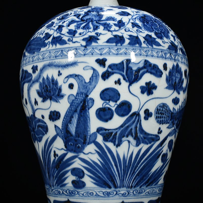 Yuan Dynasty blue and white fish and algae pattern plum vase