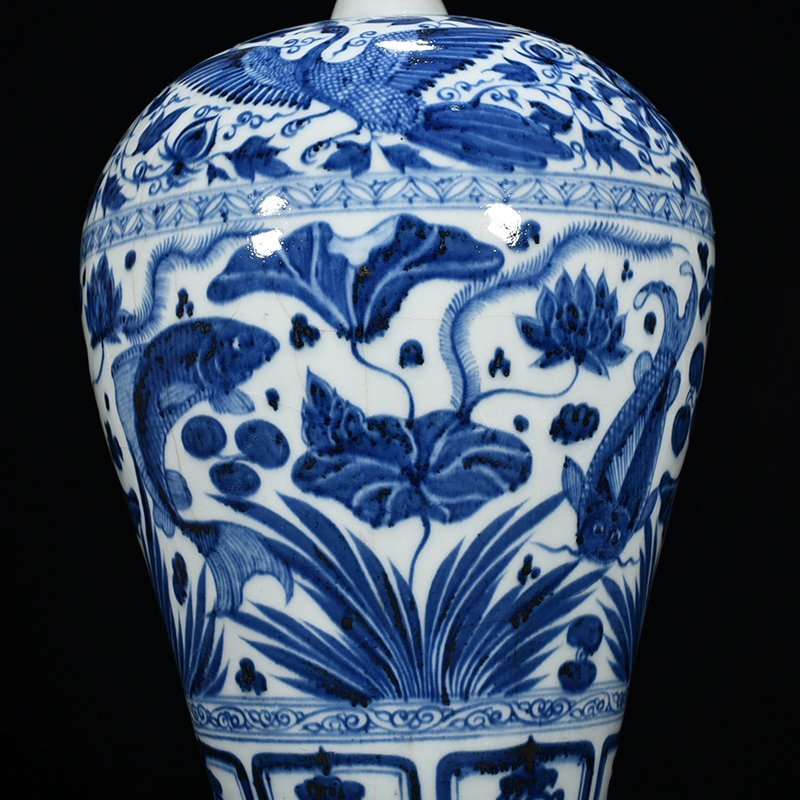Yuan Dynasty blue and white fish and algae pattern plum vase
