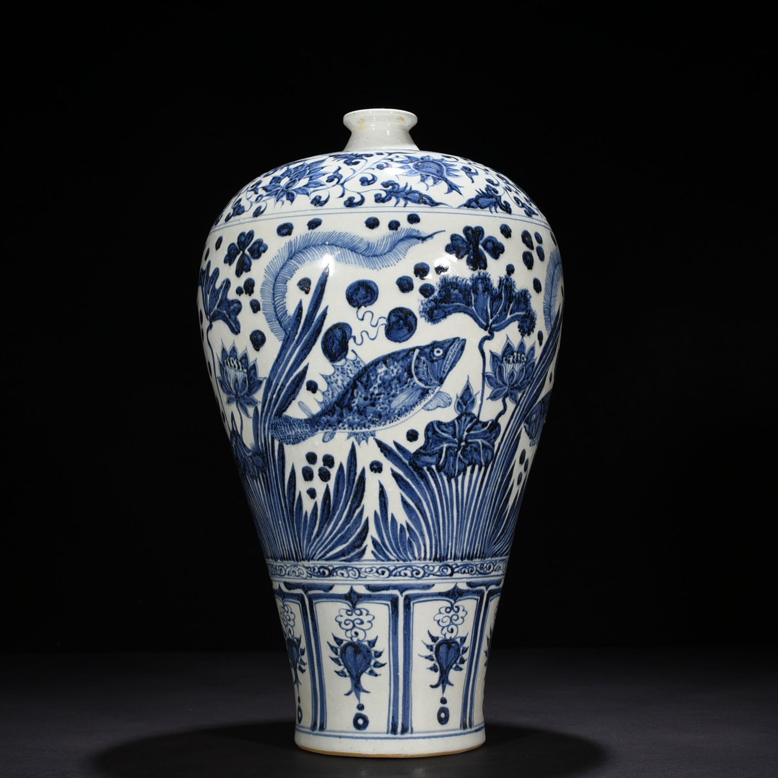 Yuan Dynasty blue and white fish and algae pattern plum vase