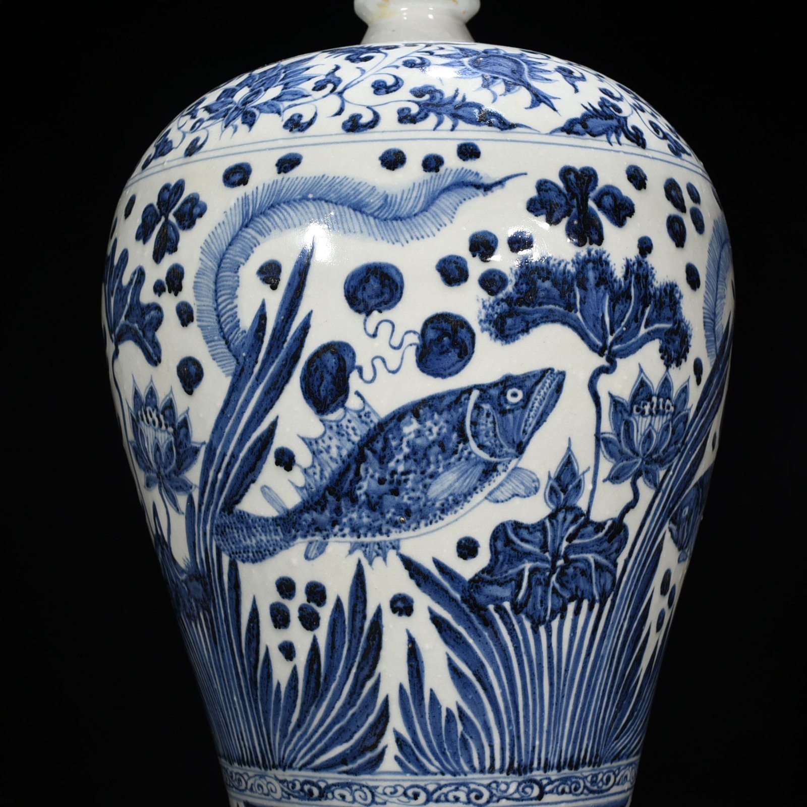 Yuan Dynasty blue and white fish and algae pattern plum vase