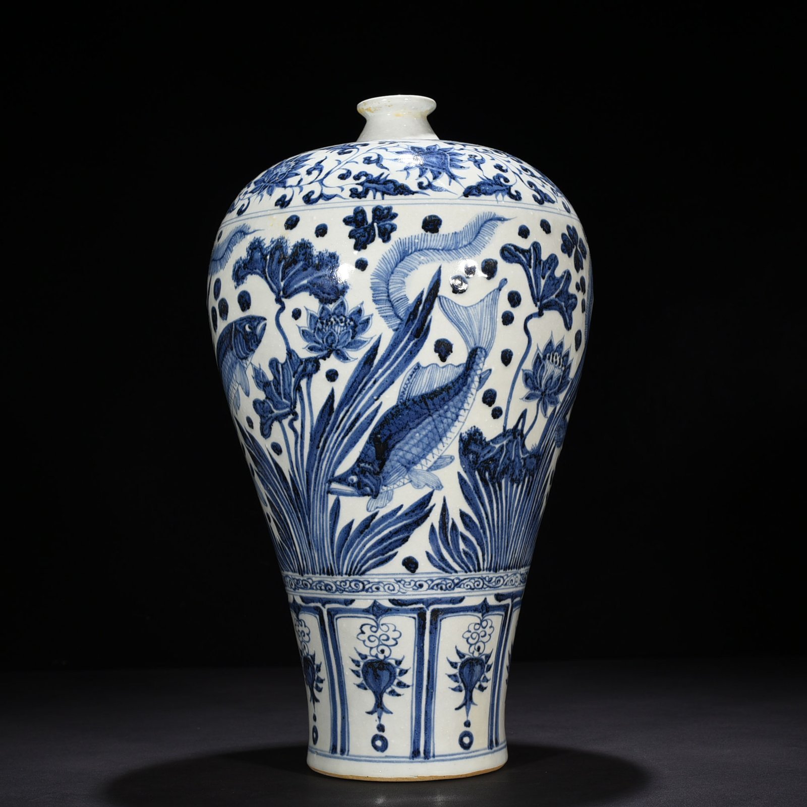 Yuan Dynasty blue and white fish and algae pattern plum vase