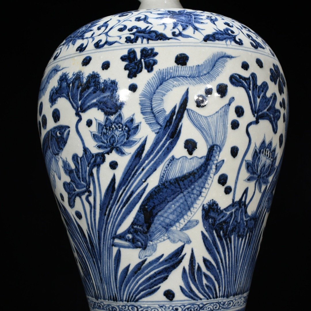Yuan Dynasty blue and white fish and algae pattern plum vase