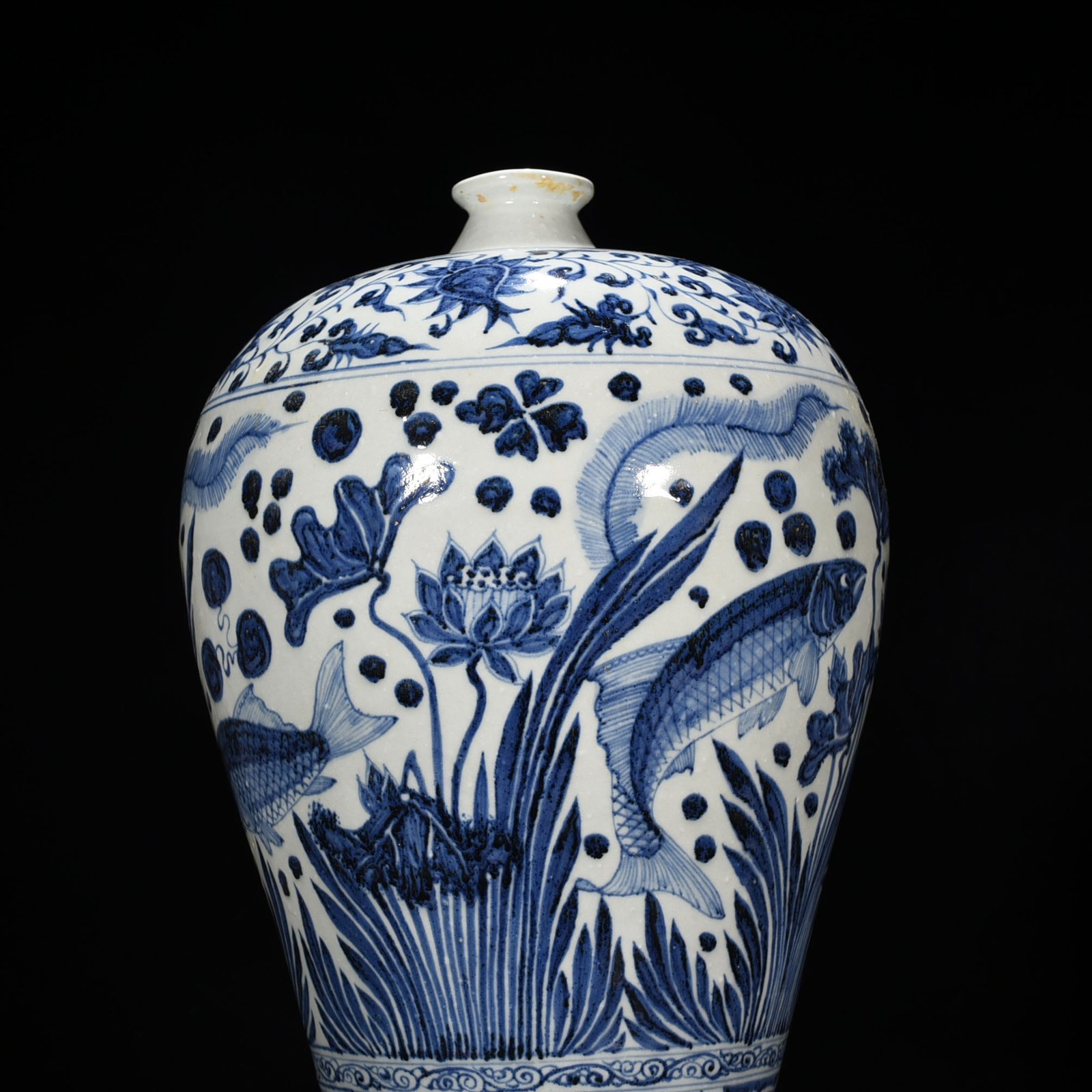 Yuan Dynasty blue and white fish and algae pattern plum vase