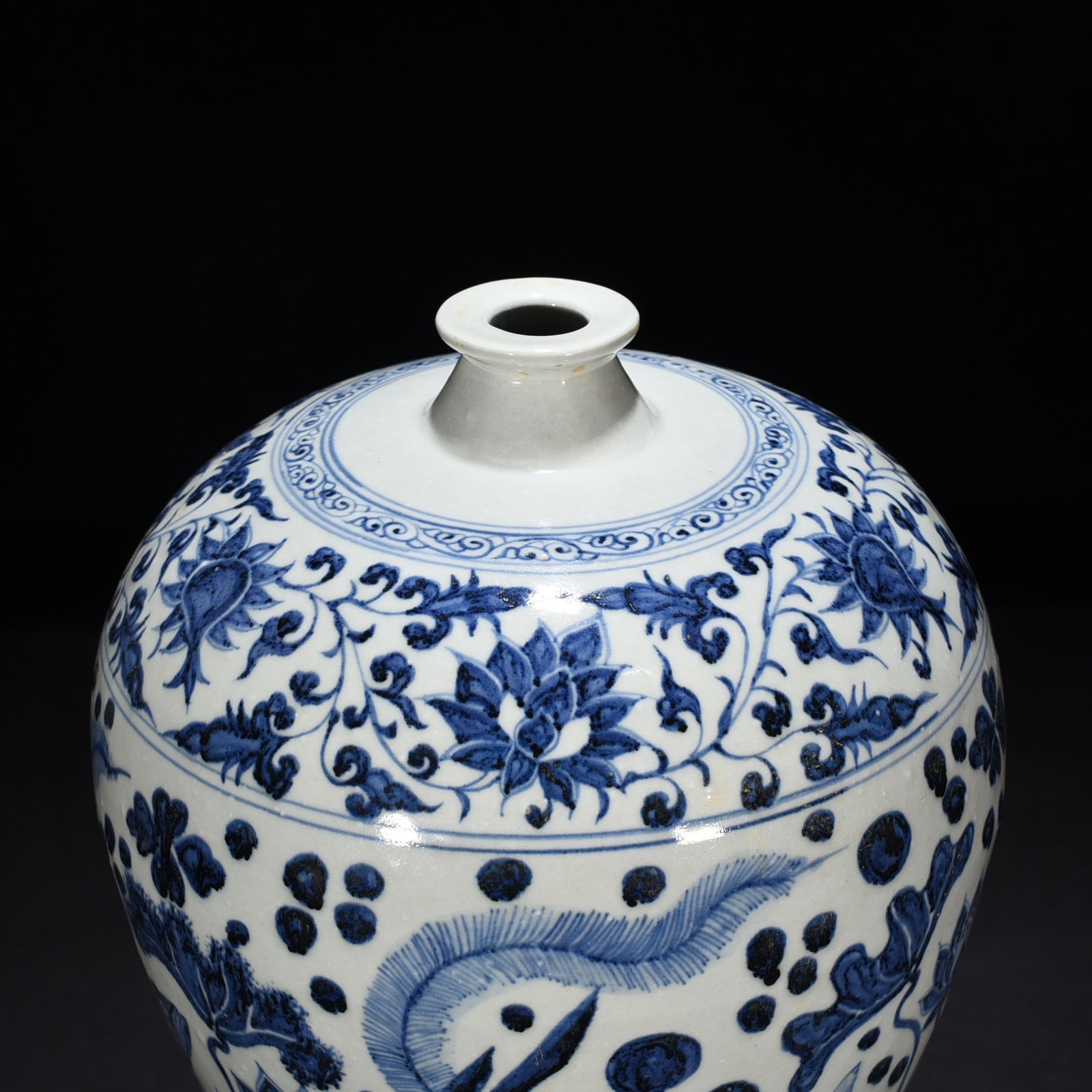 Yuan Dynasty blue and white fish and algae pattern plum vase