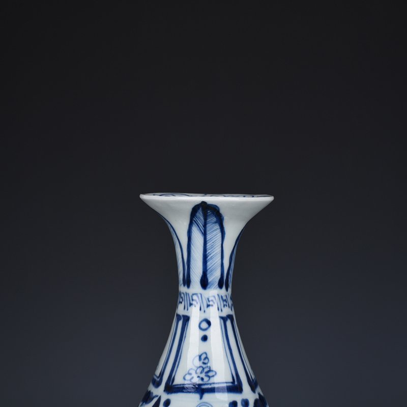 Yuan Dynasty blue and white fish and algae pattern jade pot spring vase