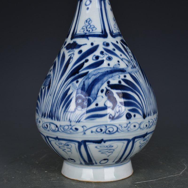 Yuan Dynasty blue and white fish and algae pattern jade pot spring vase