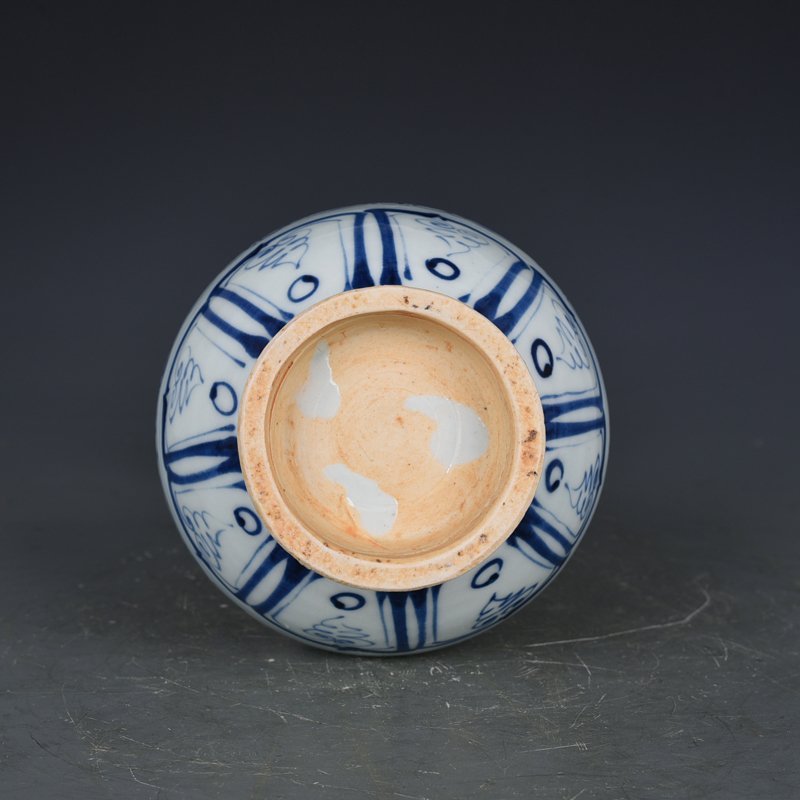 Yuan Dynasty blue and white fish and algae pattern jade pot spring vase