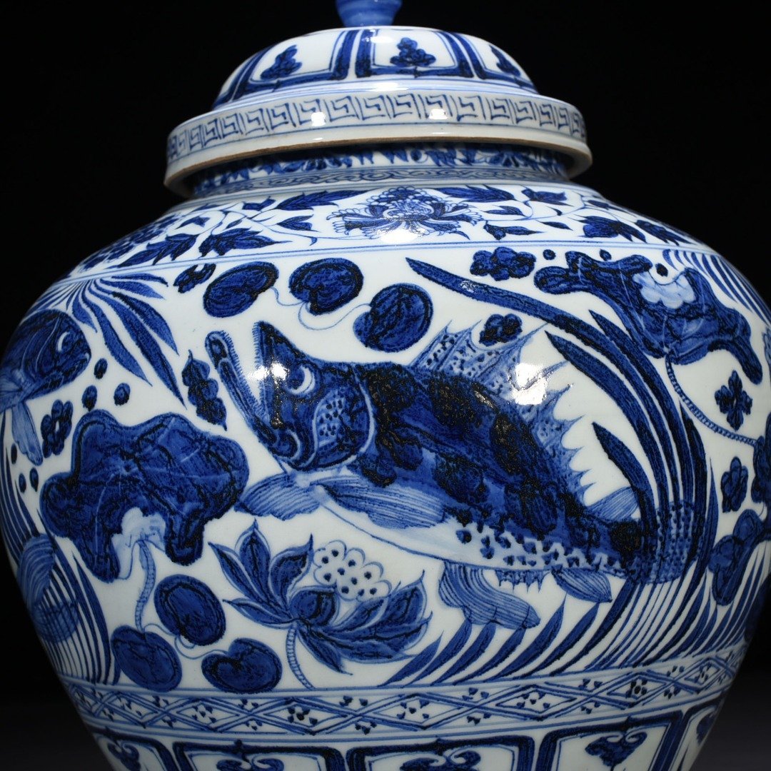 Yuan Dynasty blue and white fish and algae pattern lid jar