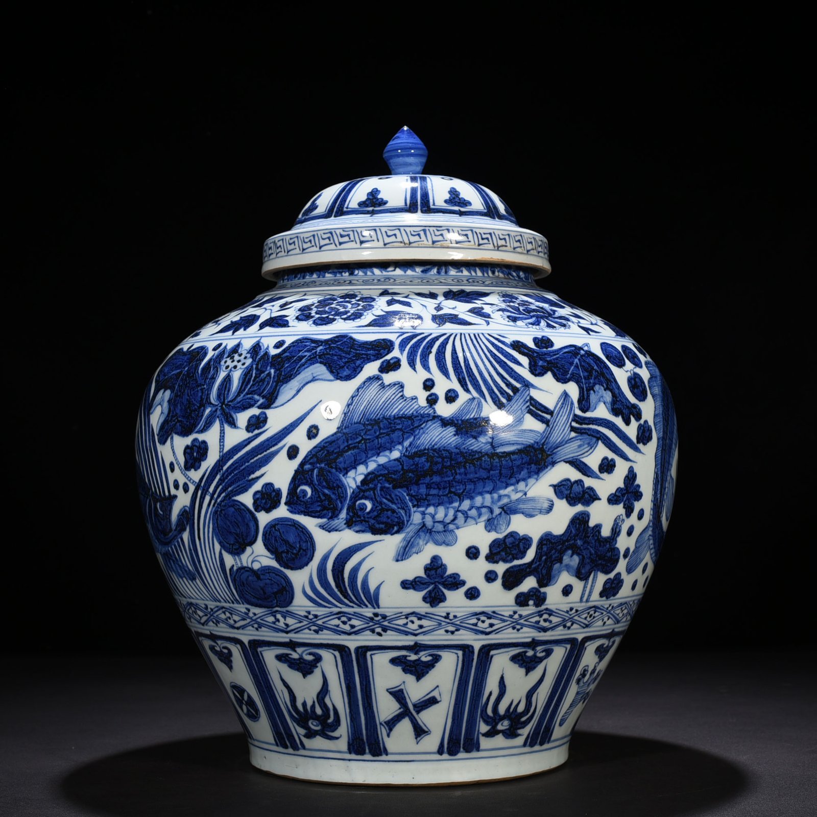 Yuan Dynasty blue and white fish and algae pattern lid jar