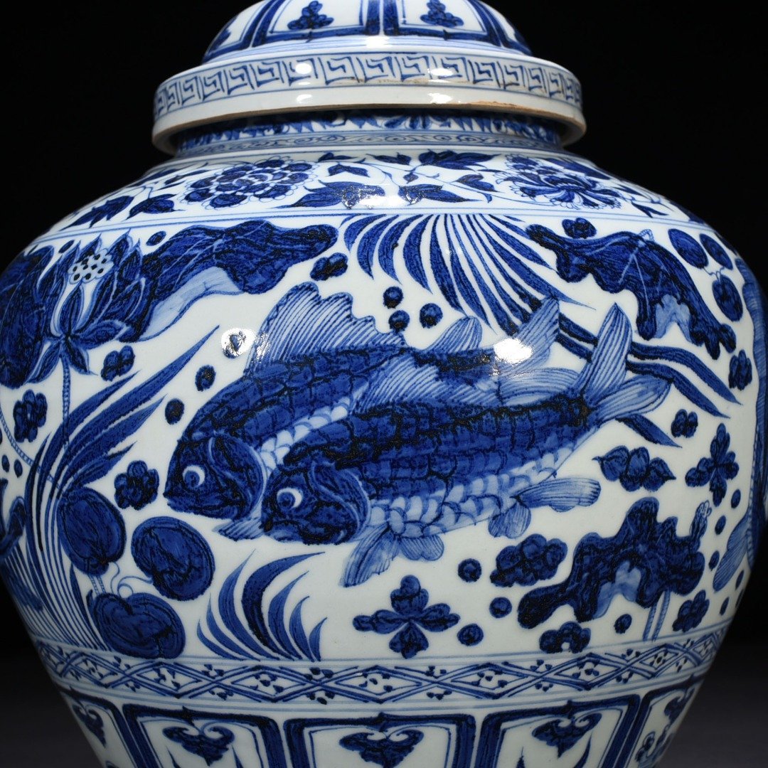 Yuan Dynasty blue and white fish and algae pattern lid jar