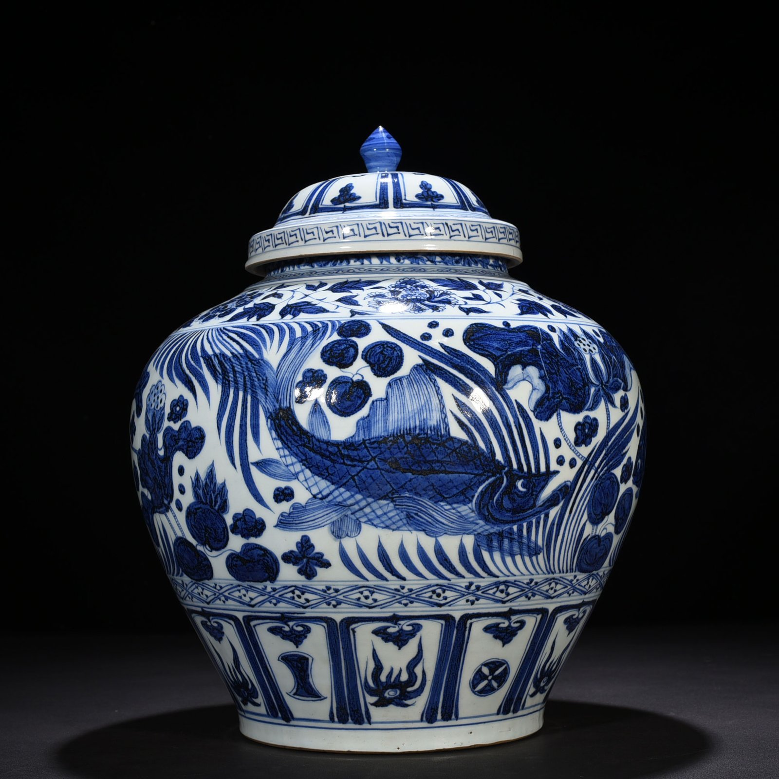 Yuan Dynasty blue and white fish and algae pattern lid jar
