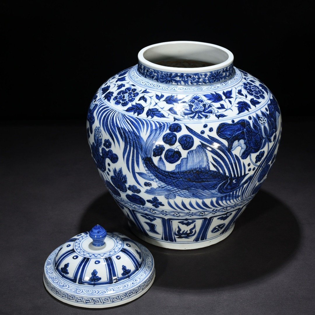 Yuan Dynasty blue and white fish and algae pattern lid jar