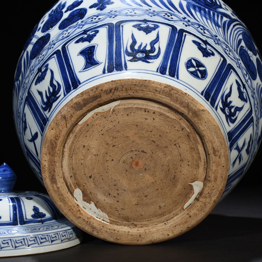 Yuan Dynasty blue and white fish and algae pattern lid jar