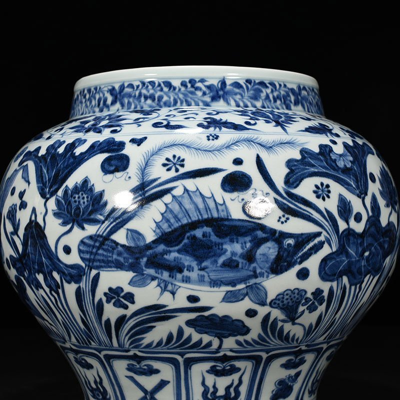 Yuan Dynasty blue and white fish and algae pattern jar