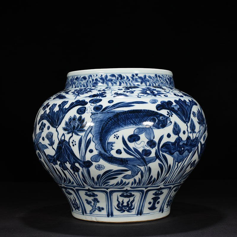 Yuan Dynasty blue and white fish and algae pattern jar