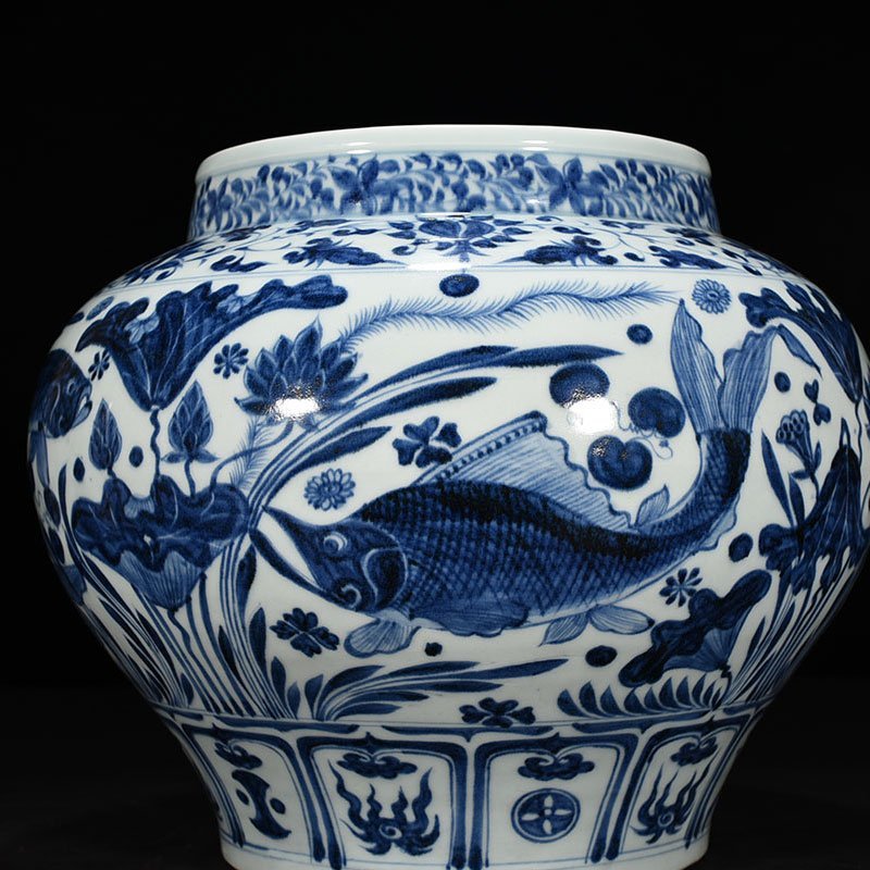 Yuan Dynasty blue and white fish and algae pattern jar