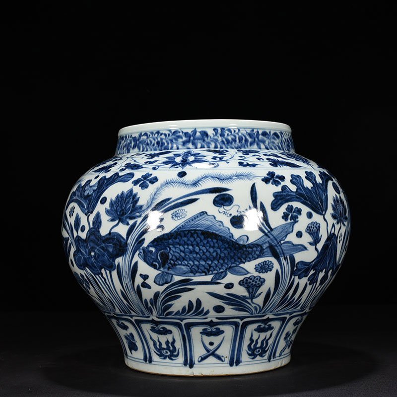 Yuan Dynasty blue and white fish and algae pattern jar