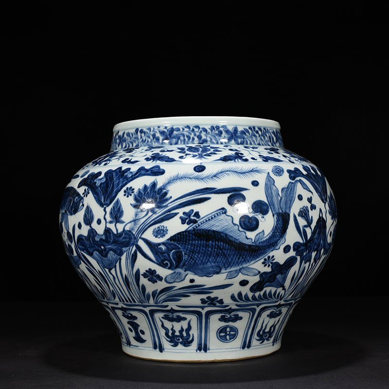 Yuan Dynasty blue and white fish and algae pattern jar