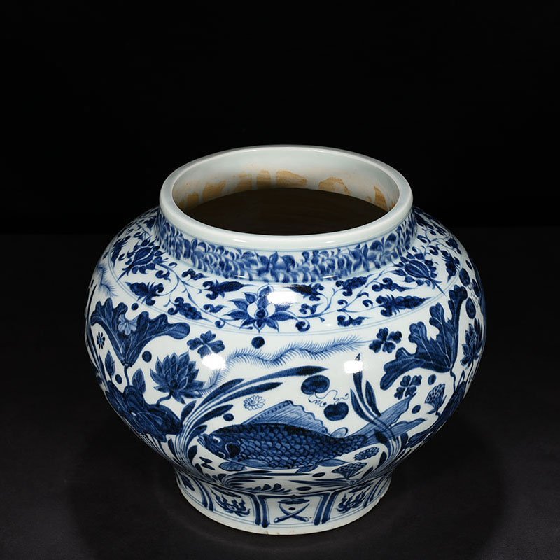 Yuan Dynasty blue and white fish and algae pattern jar