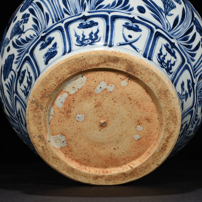 Yuan Dynasty blue and white fish and algae pattern jar