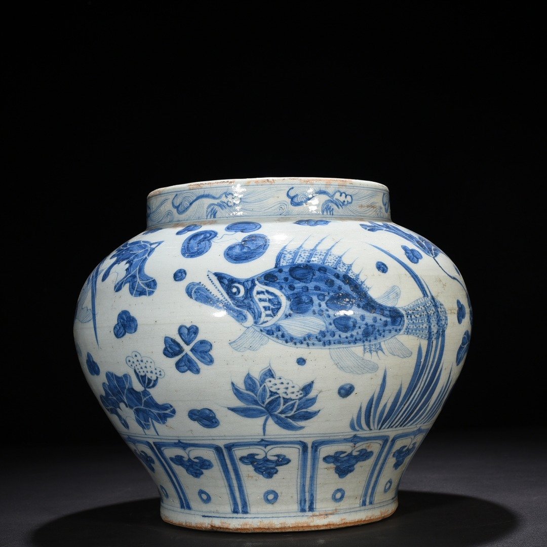 Yuan Dynasty blue and white fish and algae pattern jar