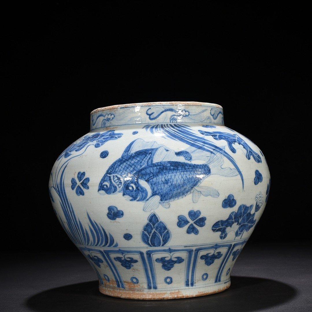 Yuan Dynasty blue and white fish and algae pattern jar