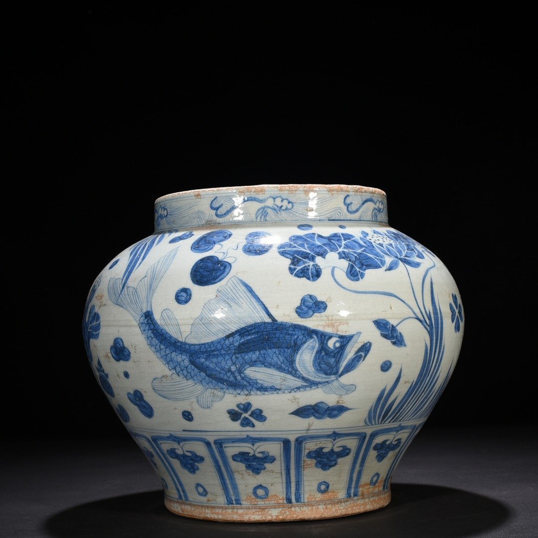 Yuan Dynasty blue and white fish and algae pattern jar