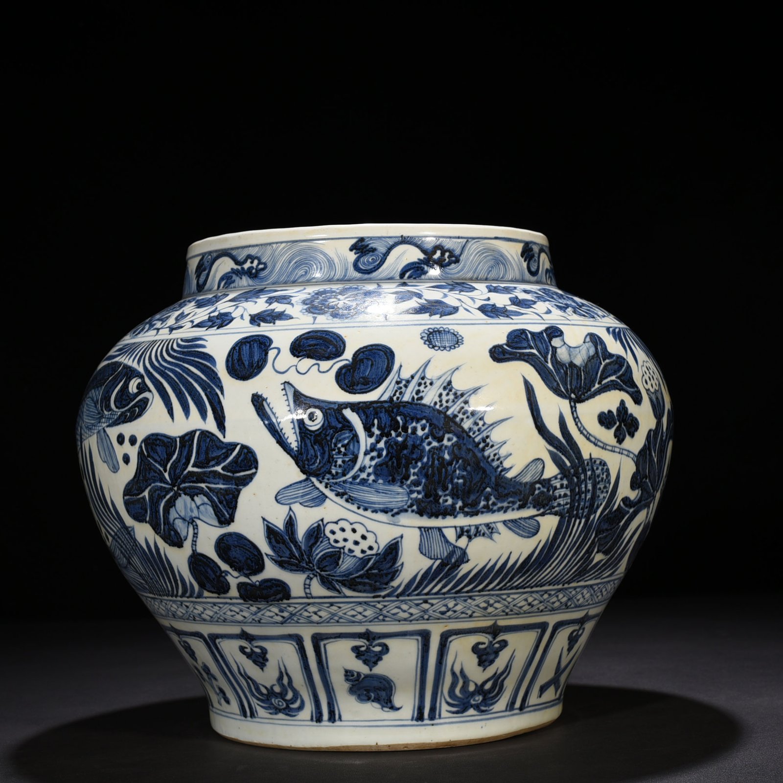 Yuan Dynasty blue and white fish and algae pattern jar