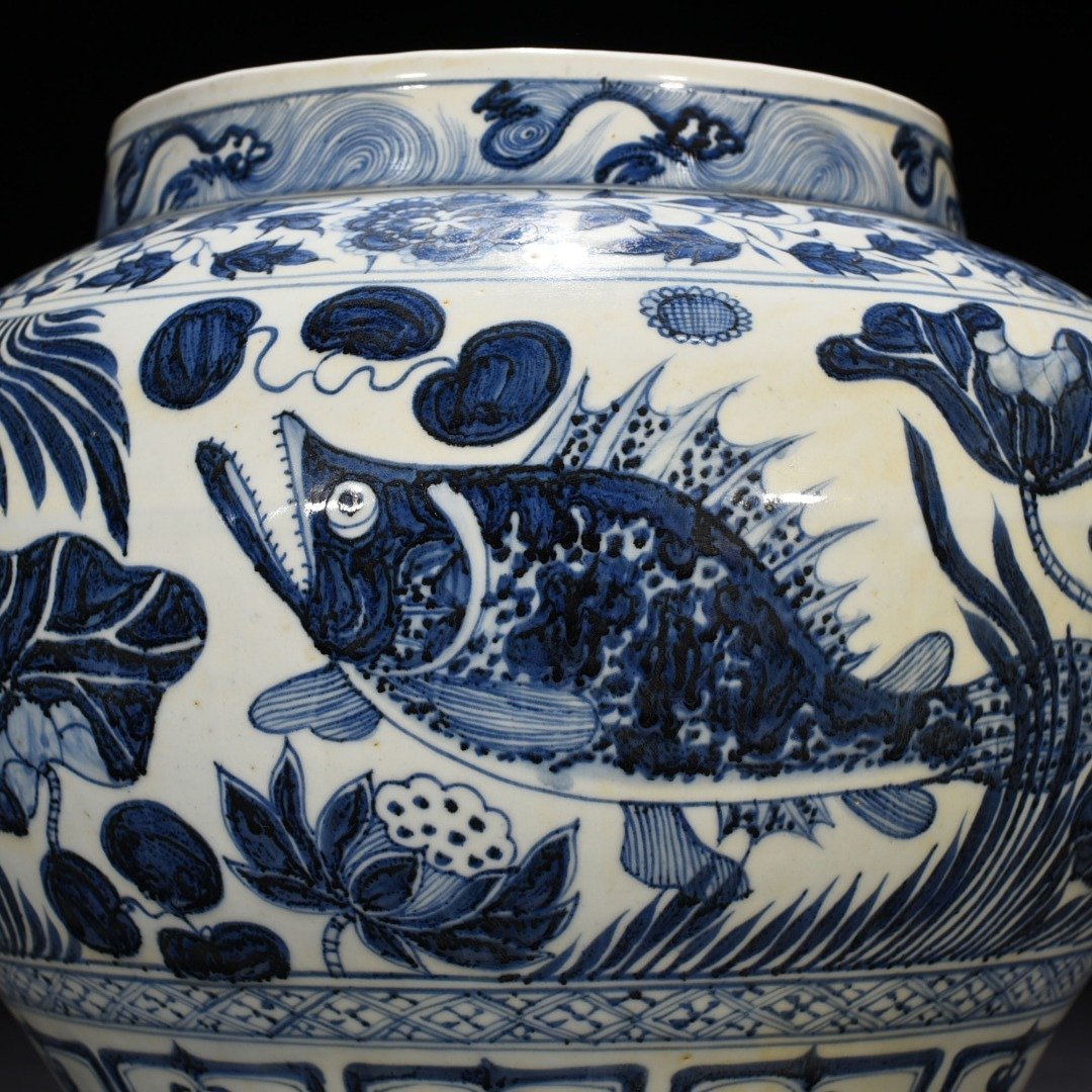 Yuan Dynasty blue and white fish and algae pattern jar