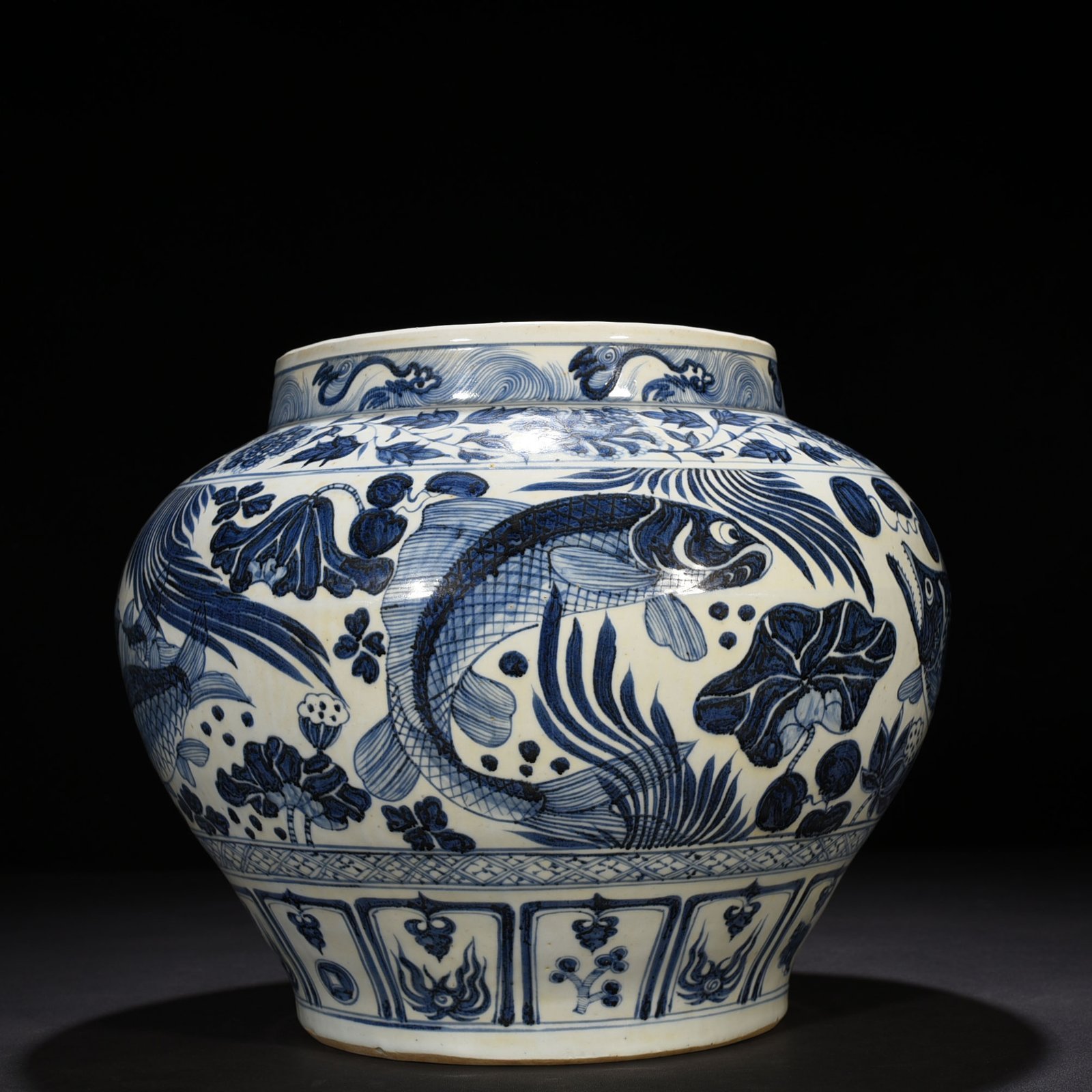 Yuan Dynasty blue and white fish and algae pattern jar
