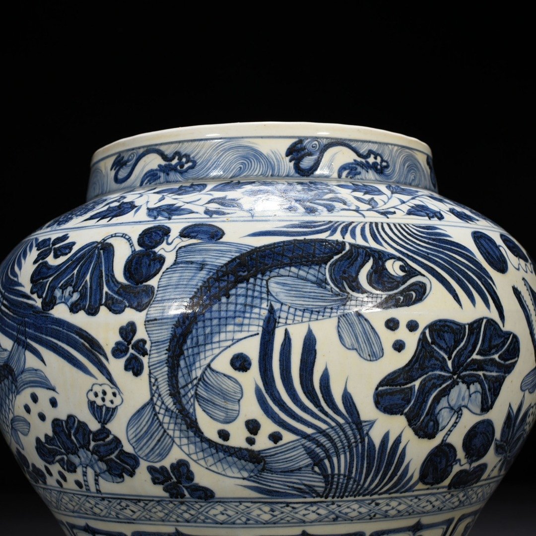 Yuan Dynasty blue and white fish and algae pattern jar